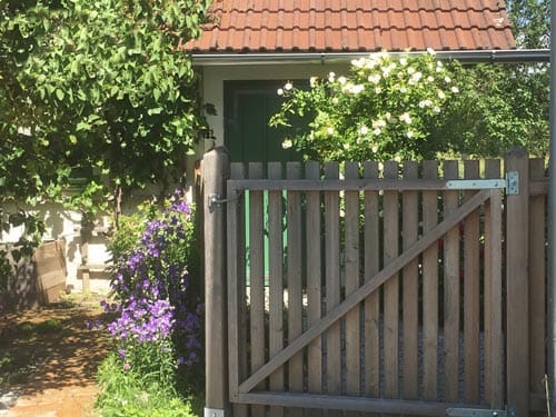 Gartentor in Garten mit naturnaher Bepflanzung