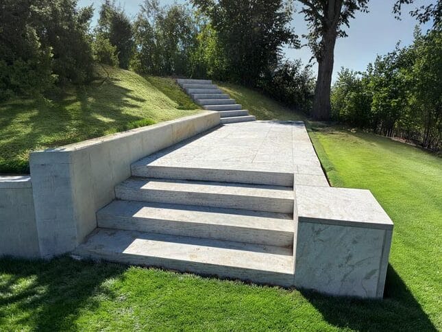 Treppenanlagen vom Profi Dingolfing Landau Treppenanlage in Garten umgeben von Rasen führt einenen Hang hinauf